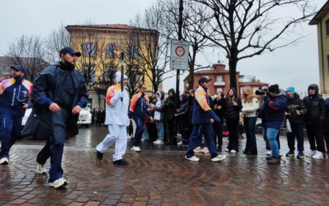 Olimpiadi Milano Cortina 2026, festa in piazza Prinetti per l’arrivo della fiaccola FOTO e VIDEO
