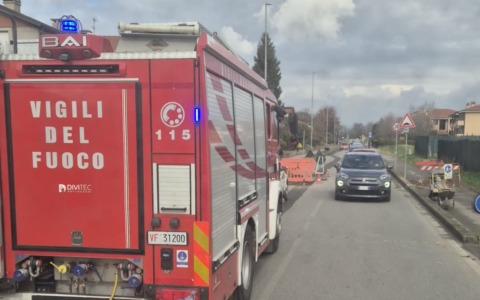 Cade in una buca durante i lavori per la fibra, ferito un operaio