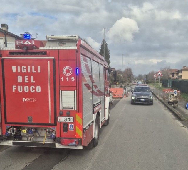 Cade in una buca durante i lavori per la fibra, ferito un operaio