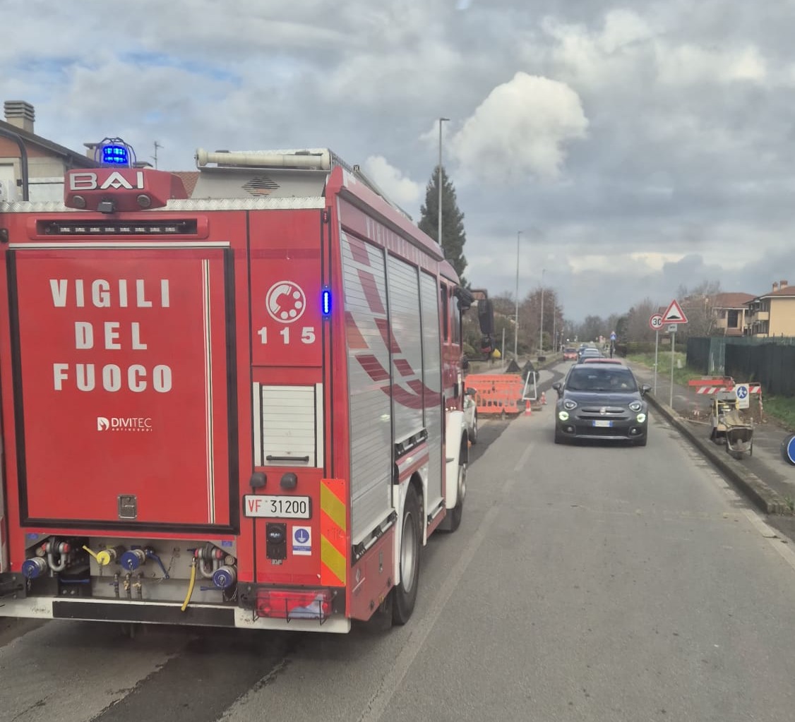 Cade in una buca durante i lavori per la fibra, ferito un operaio