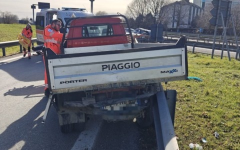 Paura all’uscita della Tangenziale Est, furgoncino si ribalta dopo lo scontro