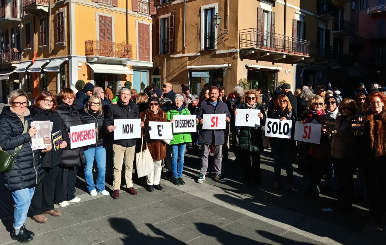 Tanti in piazza a Lecco per presidio e flash mob contro DDL “stupri”