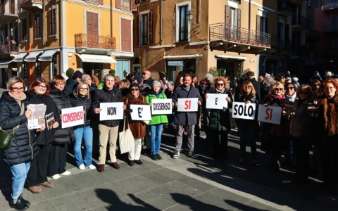 Tanti in piazza a Lecco per presidio e flash mob contro DDL “stupri”