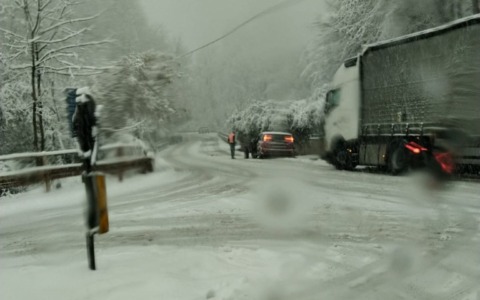 Neve in Valsassina, grossi disagi alla viabilità LE FOTO