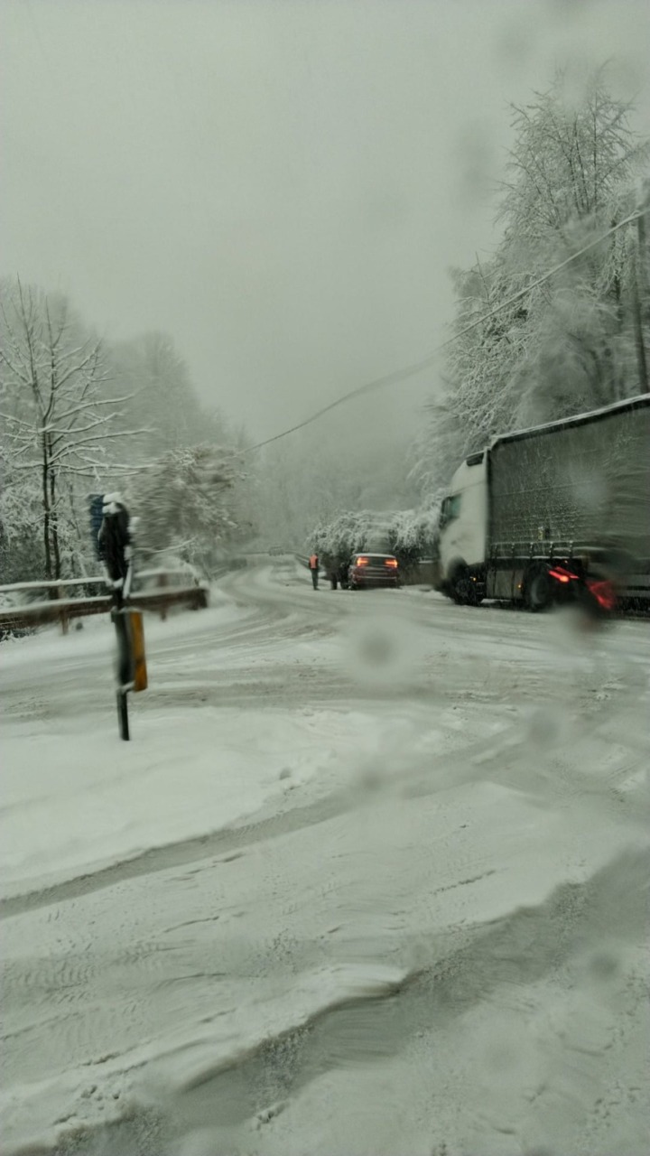 Neve in Valsassina, grossi disagi alla viabilità LE FOTO