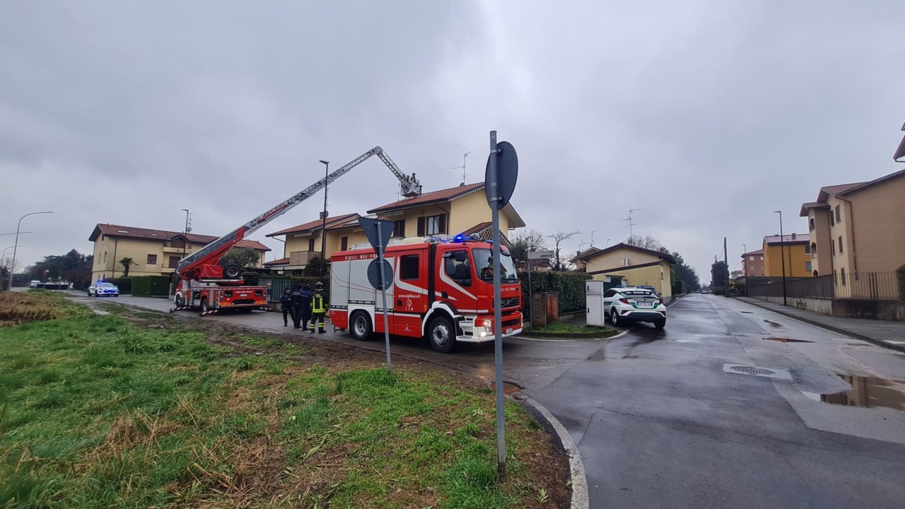 Un incendio e un albero caduto: super lavoro per i Vigili del fuoco