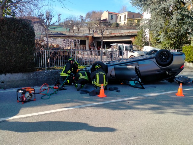 Si ribaltano in auto, paura per un gruppo di amici