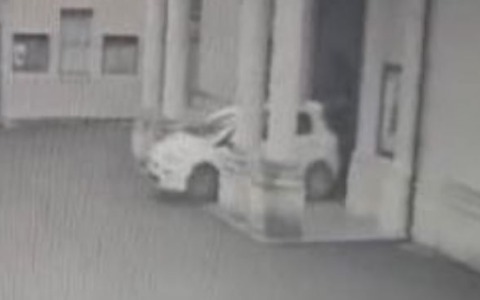 Con l’auto sul portico della chiesa per rubare il portaofferte: denunciato