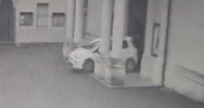 Con l’auto sul portico della chiesa per rubare il portaofferte: denunciato