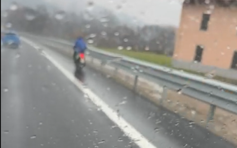 In motorino in Superstrada 36 nonostante i divieti IL VIDEO