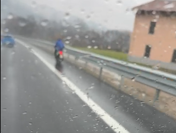 In motorino in Superstrada 36 nonostante i divieti IL VIDEO