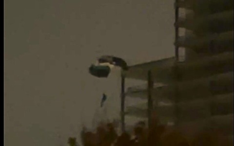 Lancio illegale con il paracadute dalla torre incompiuta – IL VIDEO