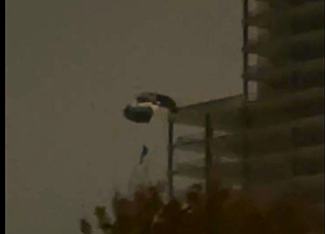 Lancio illegale con il paracadute dalla torre incompiuta – IL VIDEO