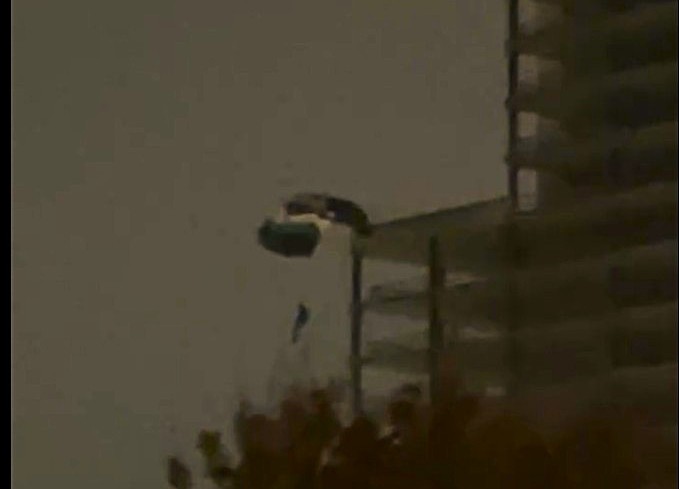 Lancio illegale con il paracadute dalla torre incompiuta – IL VIDEO