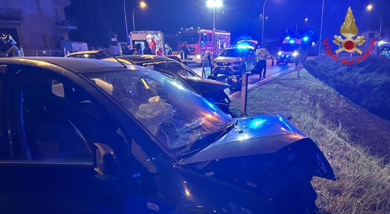 Quattro giovani feriti in uno schianto frontale a Molteno