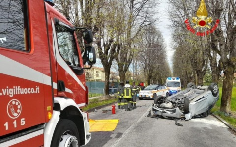 Auto ribaltata a Paderno, due donne ferite. Raffica di interventi per il vento