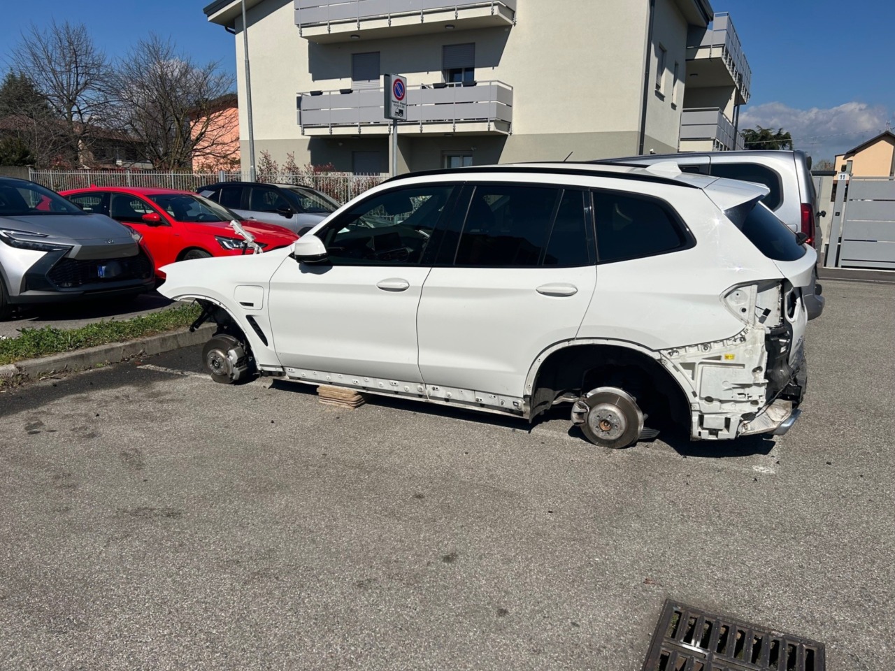 “Oscurano” una via tranciando i cavi, poi cannibalizzano un’auto