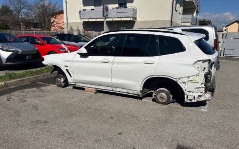 “Oscurano” una via tranciando i cavi, poi cannibalizzano un’auto