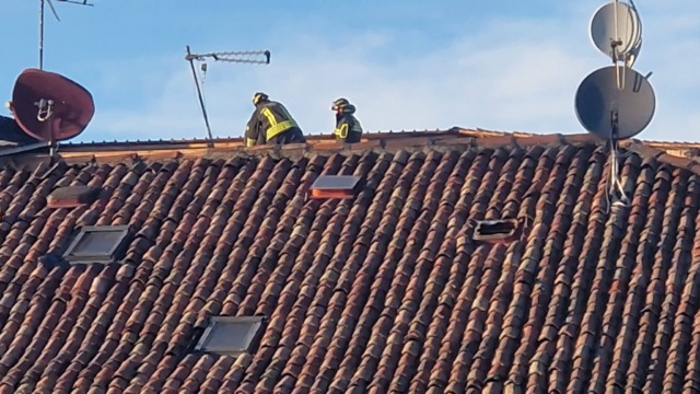 Per le raffiche di vento un tetto in fiamme, rami spezzati e lamiere pericolanti