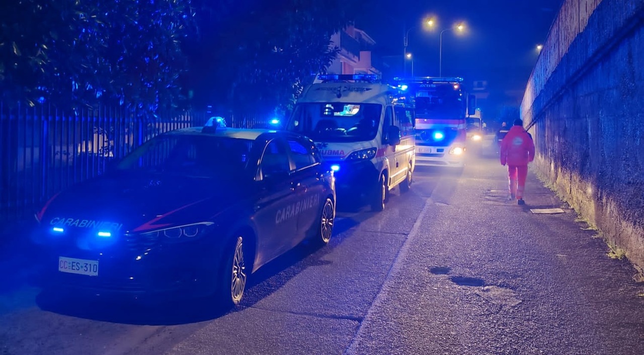 Spruzza spray al peperoncino in un condominio: quattro in ospedale, scatta il Tso