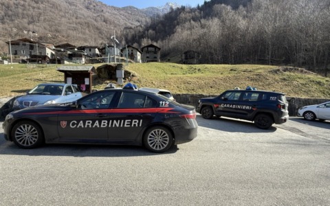 Accoltella il rivale con un tirapugni con lama a scomparsa: arrestato
