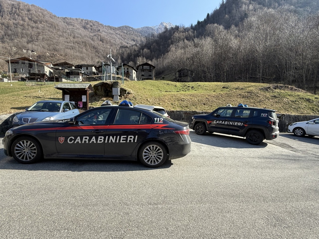 Accoltella il rivale con un tirapugni con lama a scomparsa: arrestato