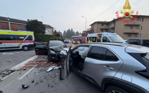 Scontro frontale tra due auto, tre feriti in condizioni serie