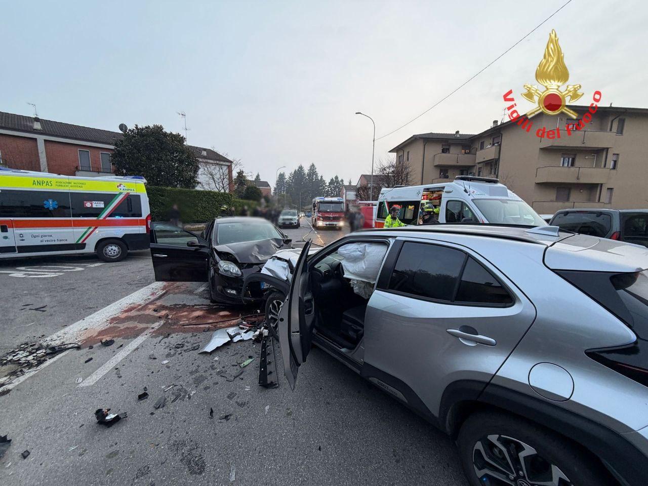 Scontro frontale tra due auto, tre feriti in condizioni serie