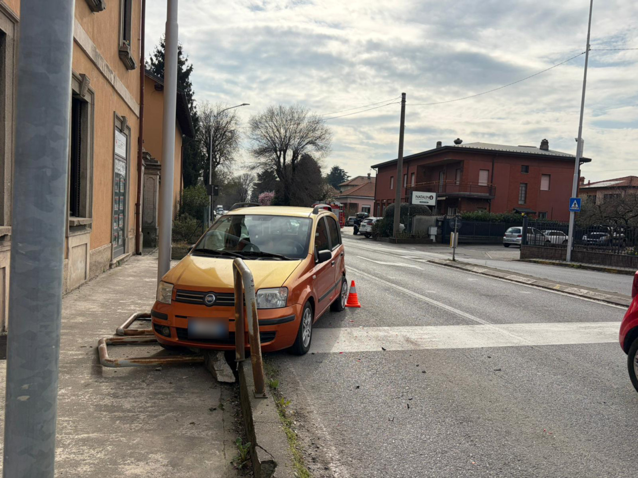 Incidente al semaforo di via Milano, due i feriti
