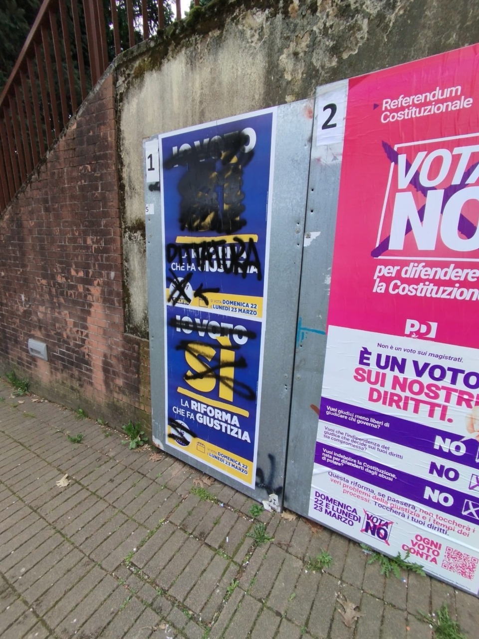 Riforma della Giustizia: vandali in azione contro i manifesti “Lega per il Si”