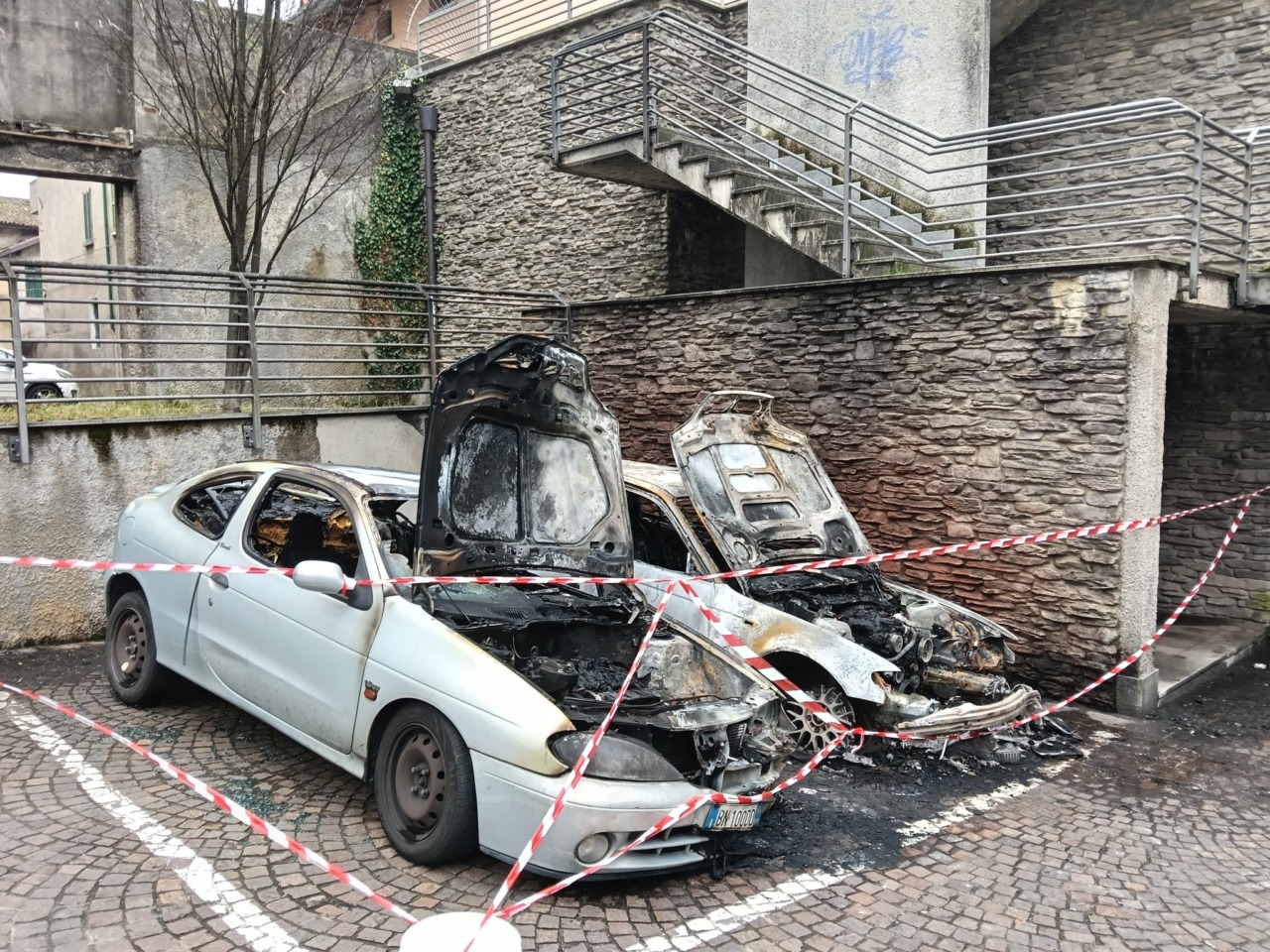 Due auto divorate dalle fiamme nella notte a Olginate