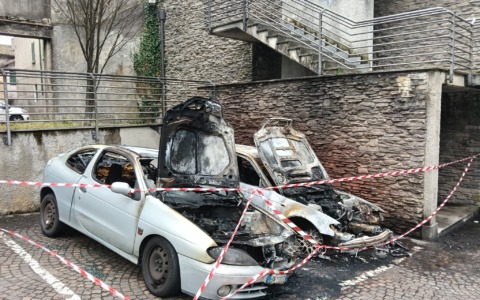 Due auto divorate dalle fiamme nella notte a Olginate