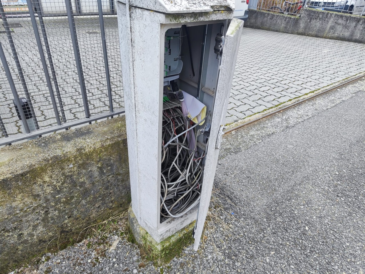 Tentativo di furto, solo tanti danni alla Ciesse Caffé