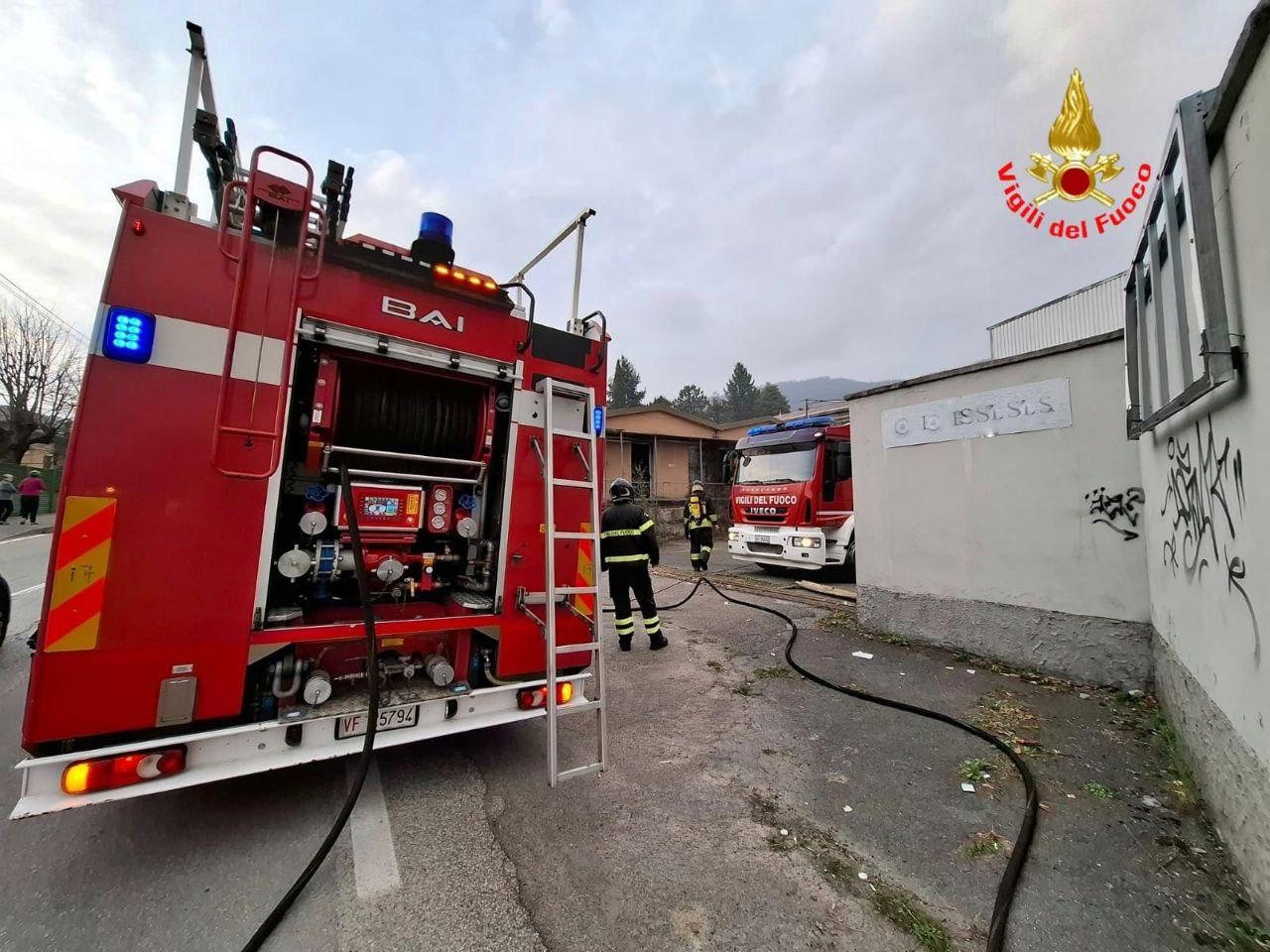 Incendio in un’azienda abbandonata, al lavoro i Vigili del fuoco