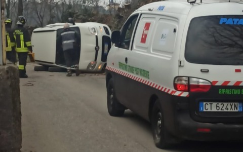 Si ribalta in auto, paura per un’anziana