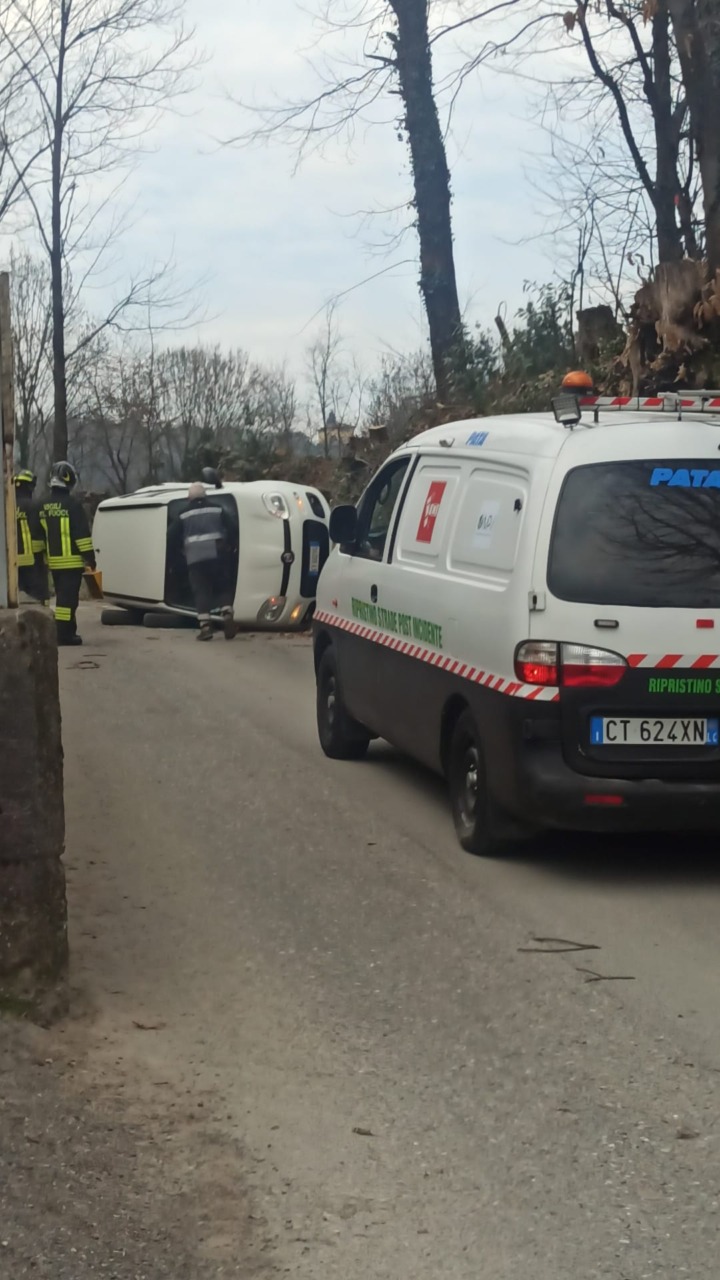 Si ribalta in auto, paura per un’anziana