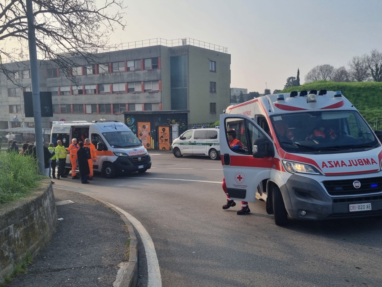 Tre ragazzi travolti da una moto davanti a scuola