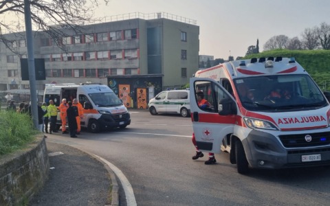 Tre ragazzi travolti da una moto davanti a scuola