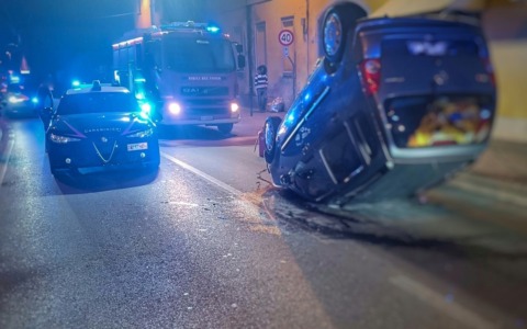 Auto ribaltata, paura per un giovane
