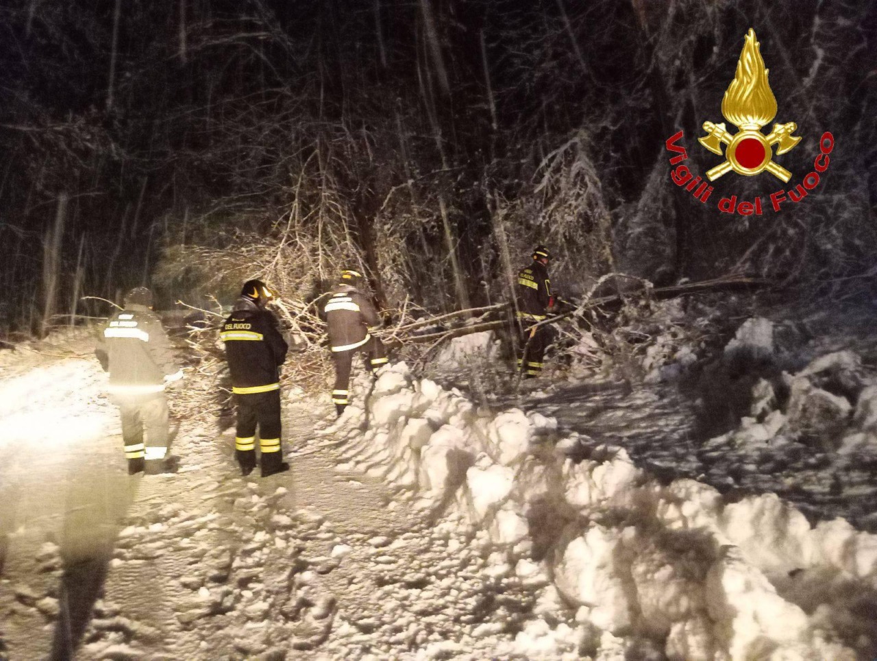Emergenza neve a nord di Varese: interventi dei Vigili del fuoco, rinforzi anche dal Comando di Lecco