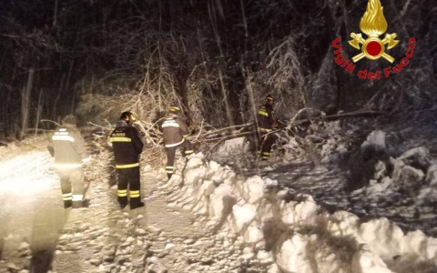Emergenza neve a nord di Varese: interventi dei Vigili del fuoco, rinforzi anche dal Comando di Lecco