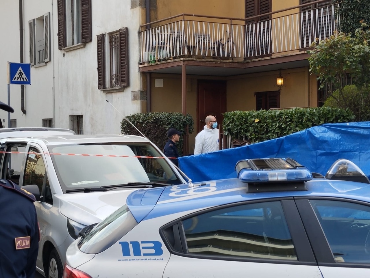 Uccide la moglie a coltellate in casa e poi tenta il suicidio: fermato, è piantonato in Ospedale