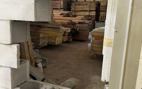 Sfondano il muro a mazzate e fanno irruzione in un’azienda