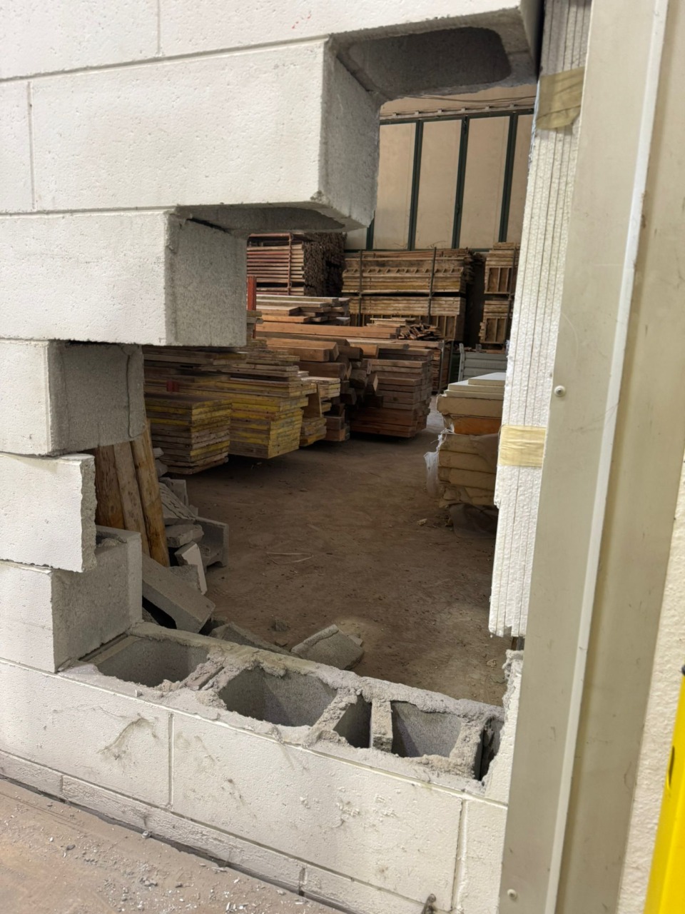 Sfondano il muro a mazzate e fanno irruzione in un’azienda