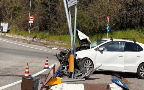 Finisce contro un palo con l’auto, donna soccorsa in condizioni serie
