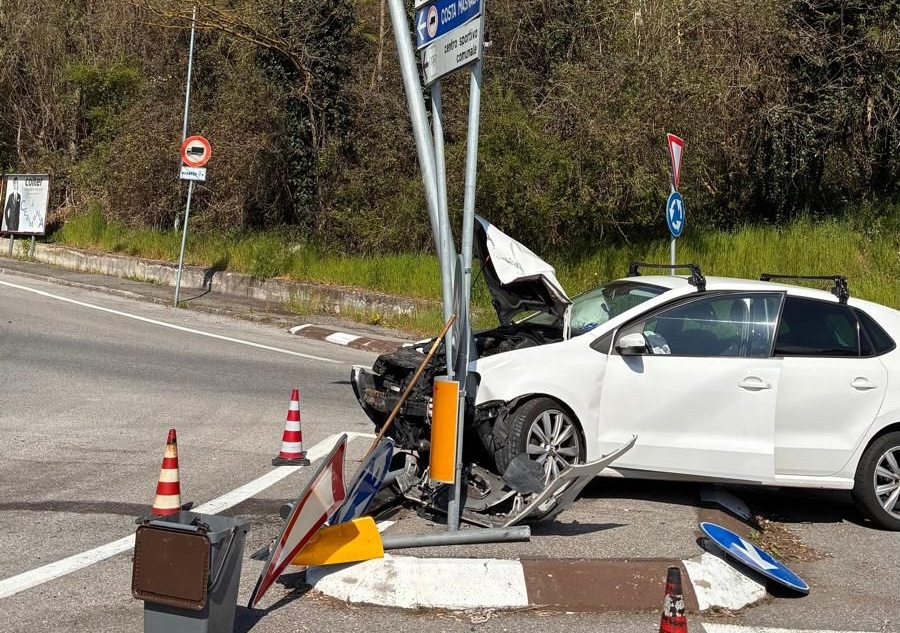 Finisce contro un palo con l’auto, donna soccorsa in condizioni serie