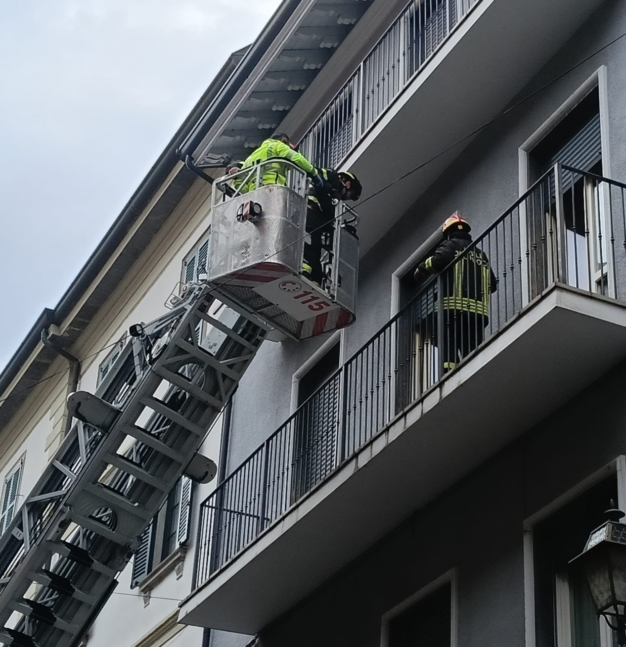 Donna trovata morta in casa, l’allarme lanciato dalla sorella