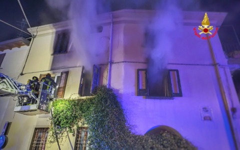Appartamento in fiamme nella notte, intervento dei Vigili del fuoco