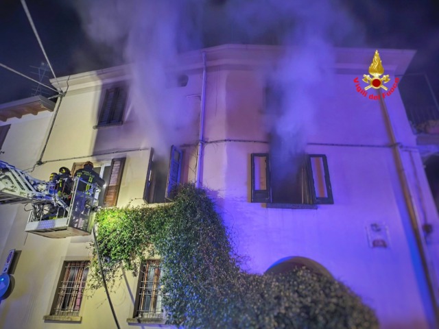 Appartamento in fiamme nella notte, intervento dei Vigili del fuoco