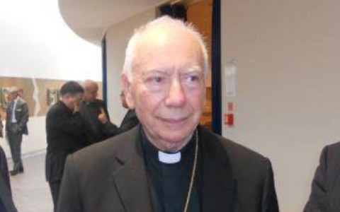 Il cardinale  Coccopalmerio relatore di una conferenza al cineteatro Manzoni